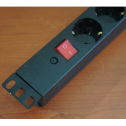 Блок розеток 19 1U, 8 розеток 2К+З, гнездо под шнур, 10 А чорного цвета Блок розеток 19 1U, 8 розеток 2К+З, гнездо под шнур, 10 А чорного цвета